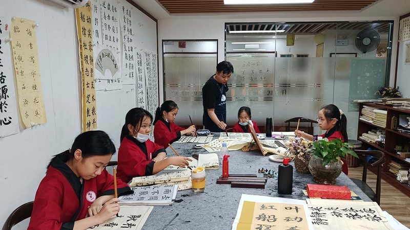 师资背景是判断会计培训老师口碑排名的关键因素之一。以下是一些具体的考量点：