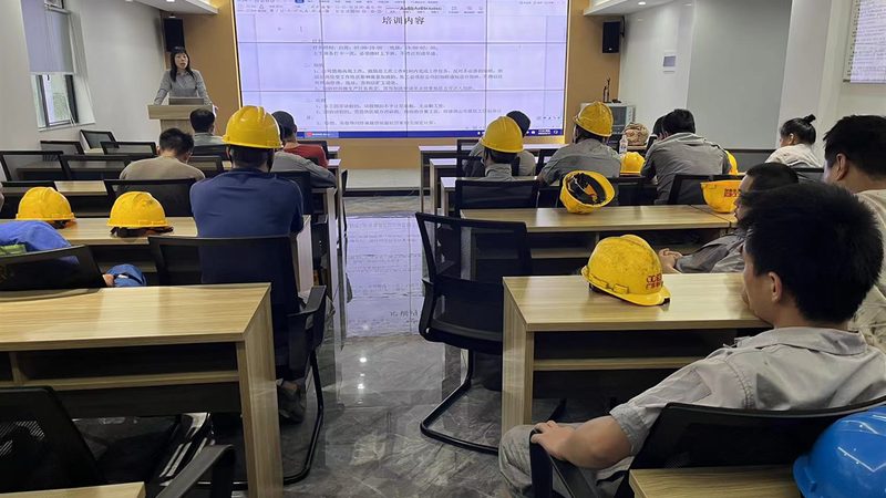 叉车操作后，应及时进行清洁和保养，以延长叉车的使用寿命。具体包括：